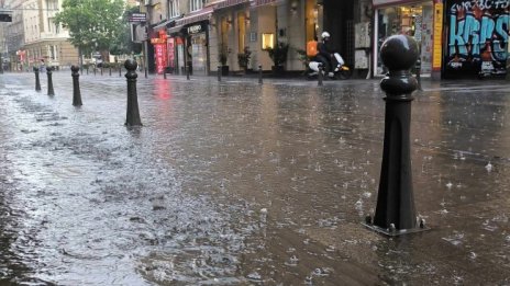 Времето днес: Оранжев код за силни дъждове и вятър