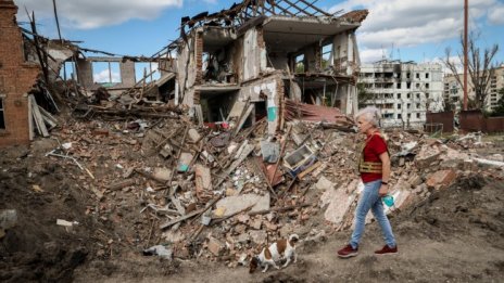 Трима загинали и ранено бебе при руски обстрел в Херсон