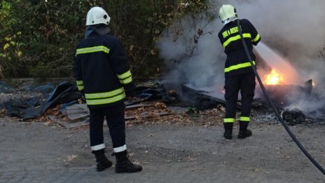 Около 500 гуми изгоряха при пожар в автоморга