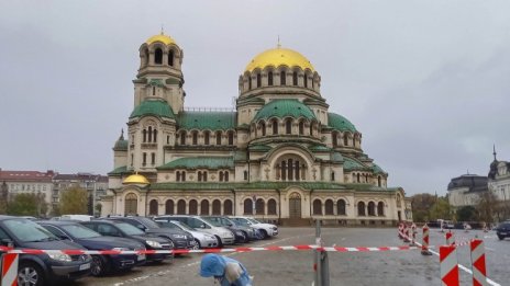 В кадър: Под дъжда оформят пешеходната зона около "Св. Александър Невски"