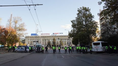 Засилено е полицейското присъствие пред Националния стадион заради мача