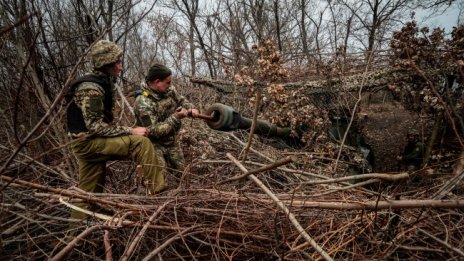 Плувайки през реки, рискувайки живота си, с фалшиви документи: Как украинците бягат от служба 