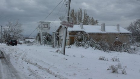 Силен снеговалеж ограничи движението на товарни автомобили