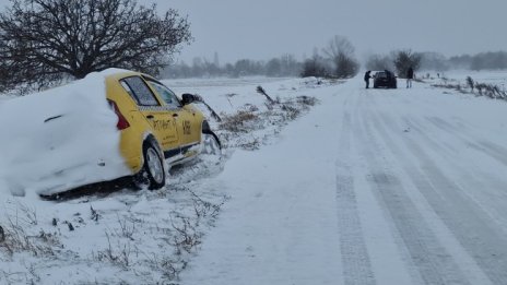 30 души са блокирани в хижа "Върховръх", снегоринът се обърнал 