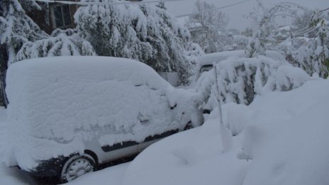 Времето днес: Снегът спира, но остава студено