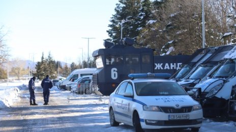 Водните оръдия на стража: Охраняват Изпълкома на БФС