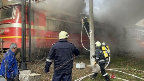 Заради дим в локомотива: Бърз влак престоява между гарите Змейово и Тулово