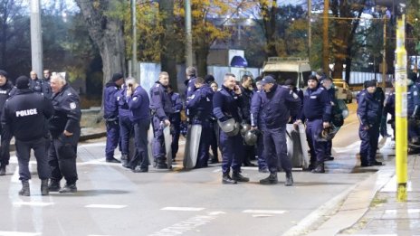 Полицаите насилници на протеста били без идентификация