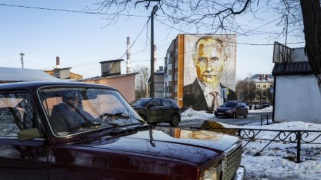 Кремъл плаща на съпругите на войниците си, за да не протестират 