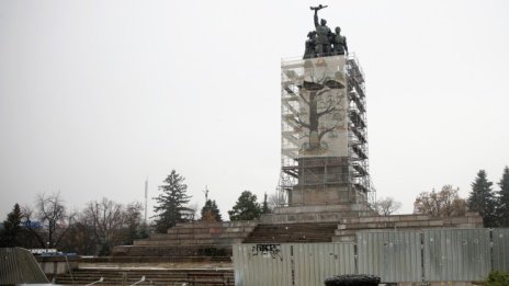 Паметникът на Съветската армия спешно трябва да се демонтира 