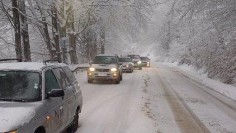 Километрично задръстване на Петрохан заради непочистения сняг