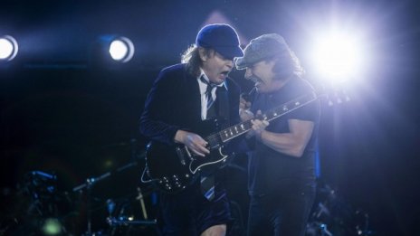 Как и защо Ангъс Йънг от AC/DC облече ученическата униформа?