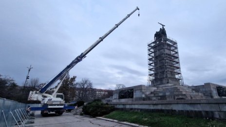 Демонтаж на Паметника на Съветската армия, полиция и кран на мястото