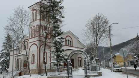 Застудява, ще вали над цялата страна утре