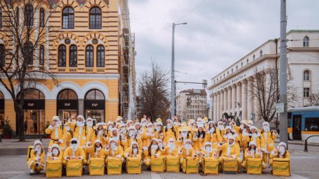 Жълт Дядо Коледа изненада столичани с подаръци в центъра на София