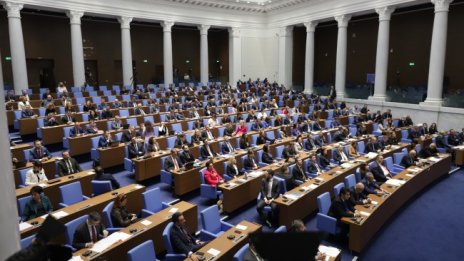 Промените в Конституцията са факт, мнозинството ги прие на трето четене