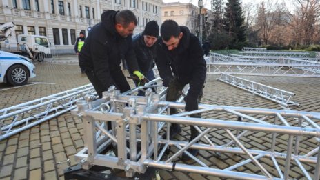 В кадър: Изграждат сцената за Нова година в София