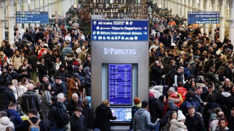 Наводнени тунели, отменени влакове на Eurostar и блокирани пътници