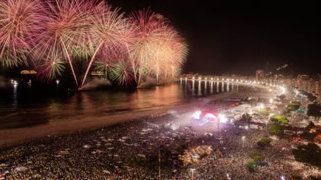 Близо 2 млн. души гледаха новогодишната заря на Копакабана