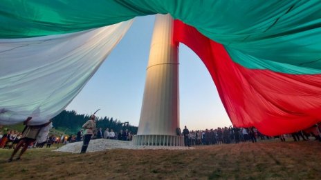 Сменят скъсаното знаме на пилона в Рожен