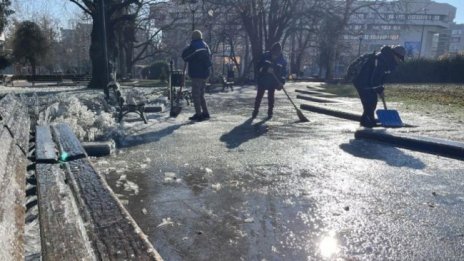 С водни пръскачки заледиха центъра на Русе, някой ги включил в студа 