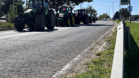 Румънски трактори блокираха границата при Калафат