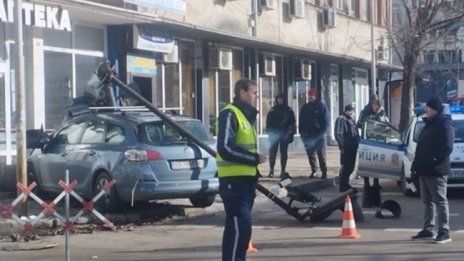 Кола отнесе светофар и влезе в аптека в Габрово