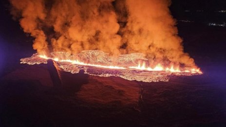 Лавата в Исландия запали къщи 