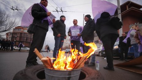 В кадър: Протестът на шофьорите в София