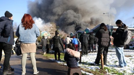 Голям пожар е избухнал в търговски център в Белград