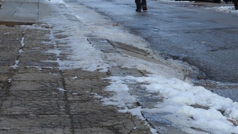 Шефът на чистотата в Кюстендил се подхлъзна лошо на леда, уволниха го