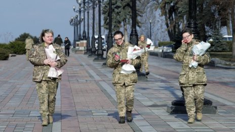 Тежки времена: Украинките поемат "мъжките" професии