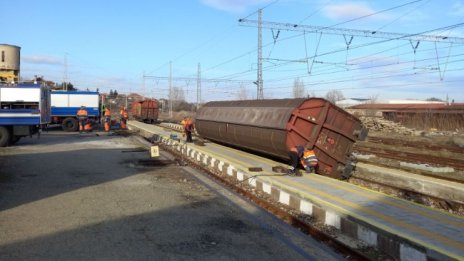 Два вагона дерайлираха на гара "Раднево", няма пострадали