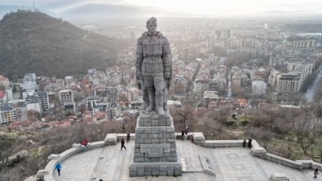 Паметникът Альоша осъмнал с червени надписи 