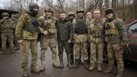 Зеленски посети фронтовата линия, не каза нищо за съдбата на Залужни