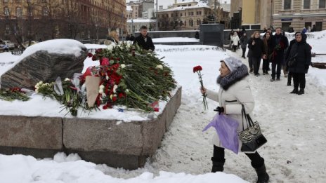 Шестима мъже, положили цвете за Навални, получиха призовки за фронта 