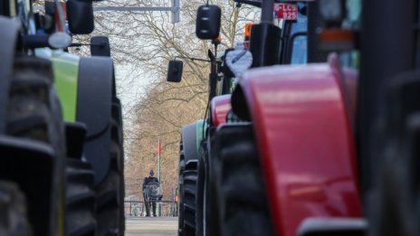 Полиция брани евродепутатите в Брюксел, фермерите пак настъпват 