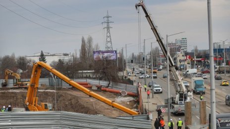 Кран падна при изкопа на метрото, по чудо няма пострадали