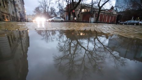 Времето днес: Облачно, дъжд, сняг в планините 