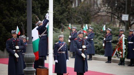 Денков и Габриел рамо до рамо на церемонията по издигането на националното знаме 