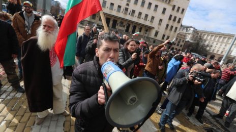 В кадър: Протест пред НС срещу правителството