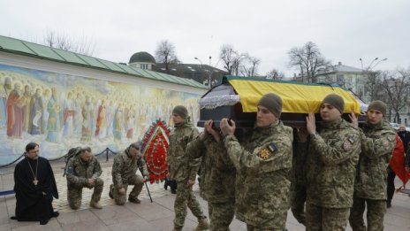 Планирано осиротяване: Жените в Украйна се борят да забременеят от починалите си съпрузи 