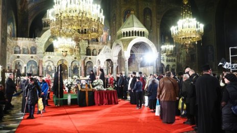 Започна архиерейската заупокойна литургия за патриарх Неофит