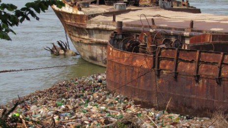 Тонове пластмаса се носят във водите на Дунав