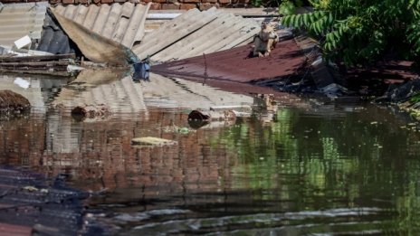 Стотици сгради са под вода след скъсана язовирна стена в град Орск