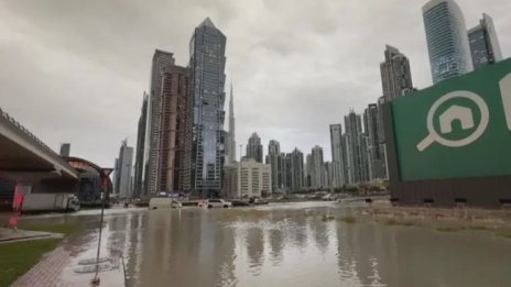 Невиждан потоп в Дубай, квартали под вода, отменени полети, жертви