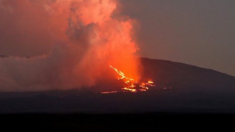 Индонезийският вулкан Руанг изригна отново 