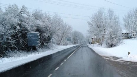 Снежната покривка в Смолянско достигна 4 см