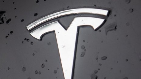 Разследват Tesla за транспортна безопасност