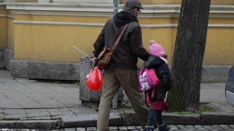 Населението на България продължава да намалява и да застарява